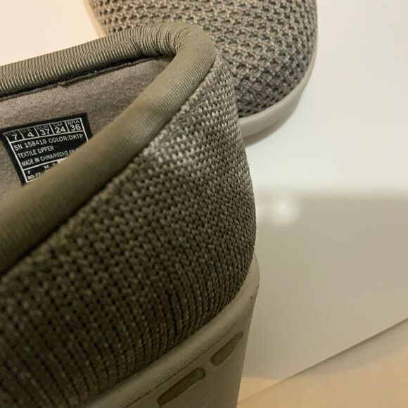 Skechers Pier Lite Slip Ons size 7/ 37 - Picture 6 of 9